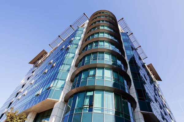 Edificio moderno con fachada de cristal — Foto de Stock