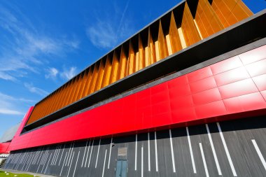 renkli alüminyum cephe üzerinde büyük alışveriş merkezi