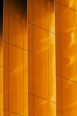 renkli alüminyum cephe üzerinde büyük alışveriş merkezi