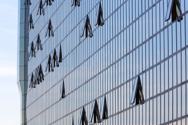 açık pencere eşiği ile cam cephe