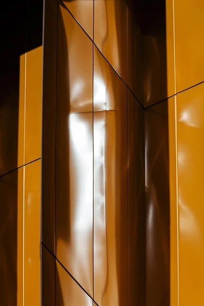Färgglada aluminium fasad på stora köpcentrum — Stockfoto