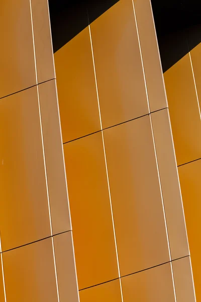 Fachada de aluminio colorido en un gran centro comercial — Foto de Stock