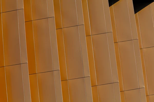Fachada de aluminio colorido en un gran centro comercial — Foto de Stock