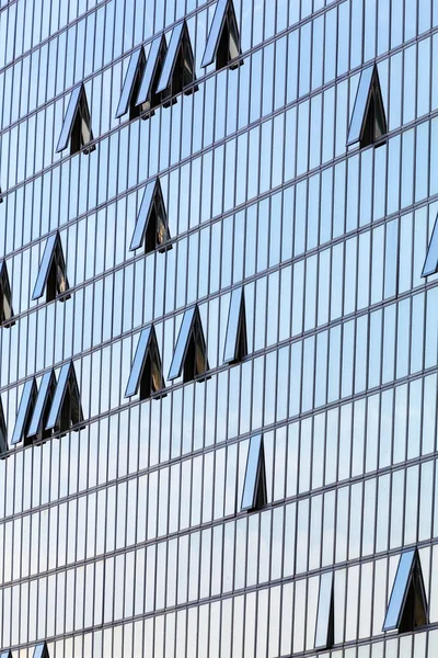 Skleněná fasáda s otevřených oken — Stock fotografie