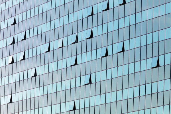 Fachada de vidrio con ventanas abiertas — Foto de Stock