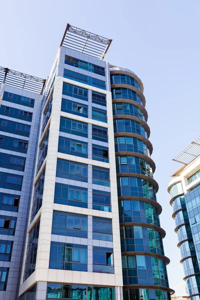 Edificio moderno con fachada de cristal — Foto de Stock