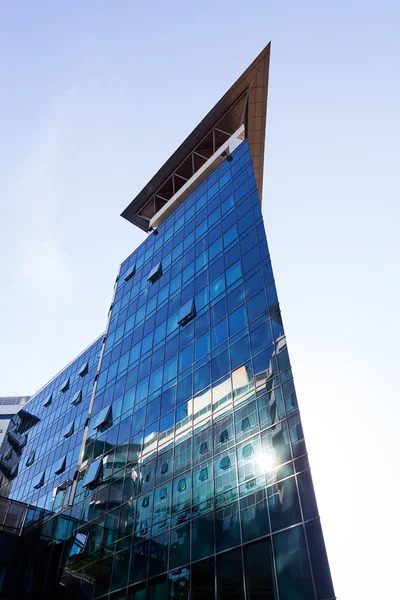 Modern épület üveghomlokzattal — Stock Fotó