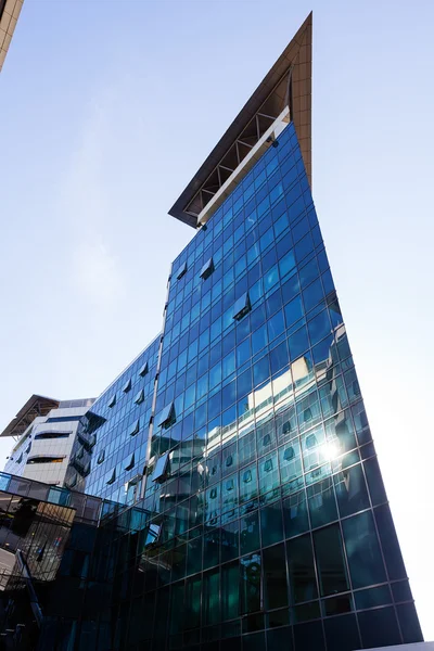 Edificio moderno con fachada de cristal — Foto de Stock
