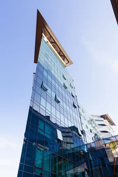 Reflexões sobre fachada de vidro — Fotografia de Stock