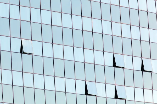 Fachada de vidrio con ventanas abiertas — Foto de Stock