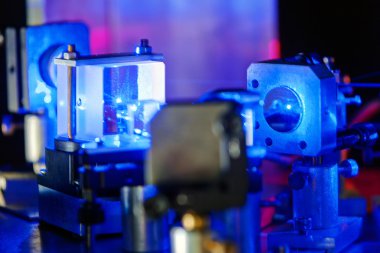Bir kuantum optik laboratuvarda mavi lazer.