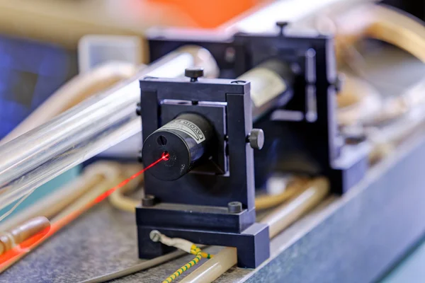 Laser rosso in laboratorio — Foto Stock