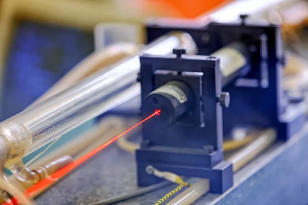 Laser rosso in laboratorio — Foto Stock