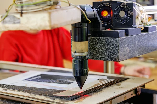 Röd laser på skärmaskin — Stockfoto