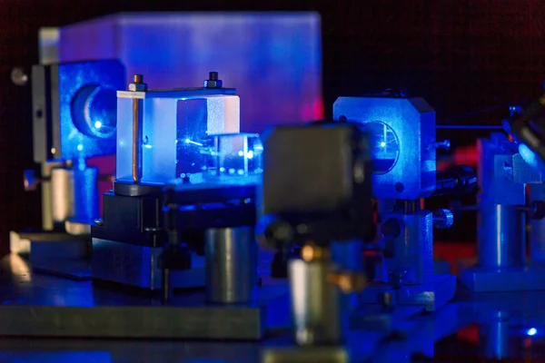Laserul albastru într-un laborator de optică cuantică . — Fotografie, imagine de stoc