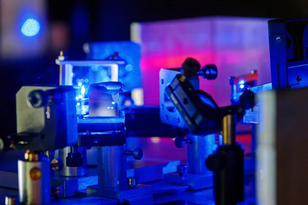 Laserul albastru într-un laborator de optică cuantică . — Fotografie, imagine de stoc
