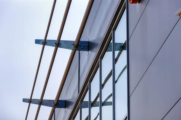 Fachada de aluminio sobre edificio industrial — Foto de Stock