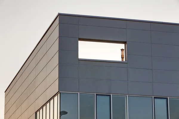 Алюминиевый фасад промышленного здания — стоковое фото