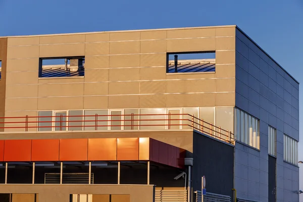 Fachada de aluminio en edificio residencial — Foto de Stock