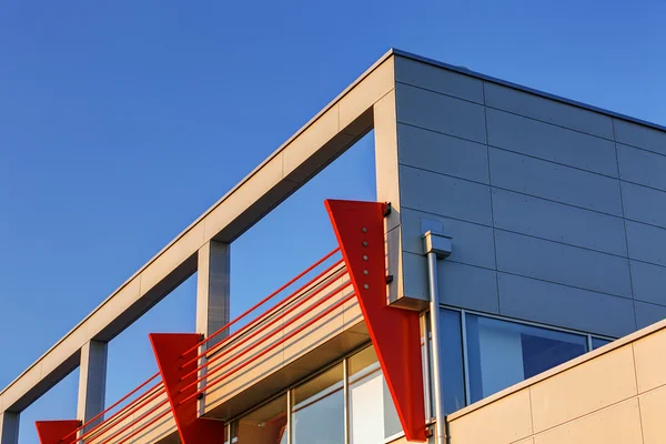 Façade en aluminium sur bâtiment résidentiel — Photo