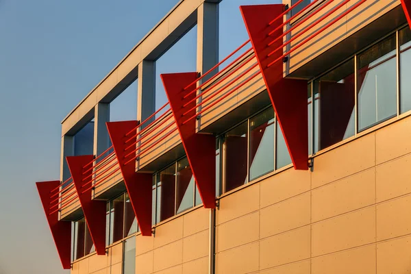 Façade en aluminium sur bâtiment résidentiel — Photo