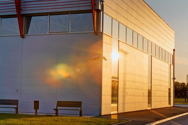 Aluminium gevel op residentieel gebouw — Stockfoto