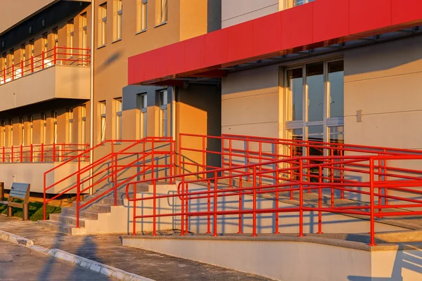 Fachada de alumínio no edifício residencial — Fotografia de Stock