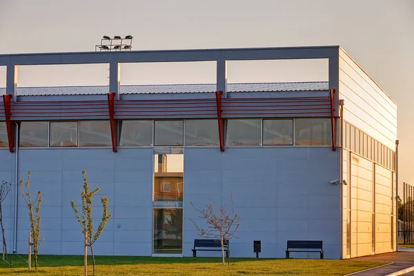 Façade en aluminium sur bâtiment résidentiel — Photo