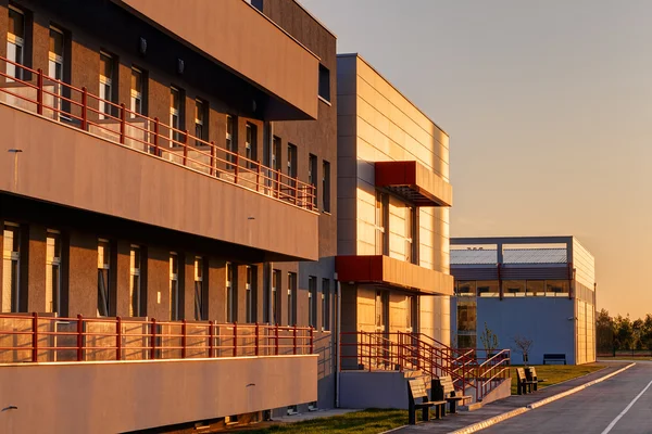 Façade en aluminium sur bâtiment résidentiel — Photo