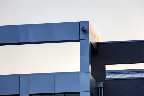 Aluminium gevel op industrieel gebouw — Stockfoto