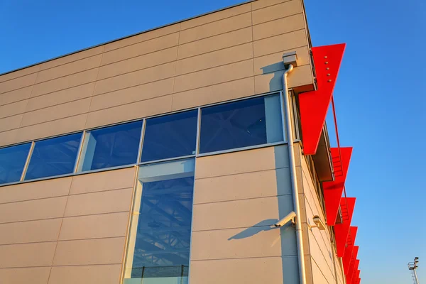 Aluminiumfassade an Wohnhaus — Stockfoto