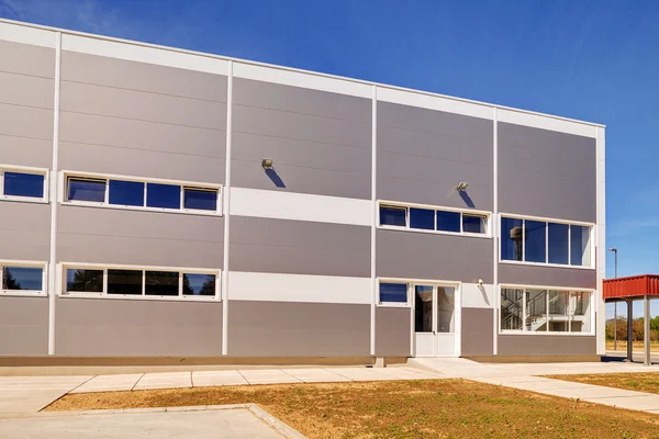 Fachada de aluminio sobre edificio industrial — Foto de Stock