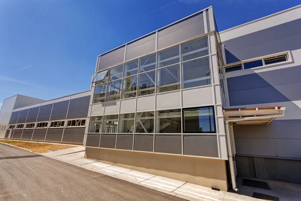 Fachada de aluminio sobre edificio industrial — Foto de Stock