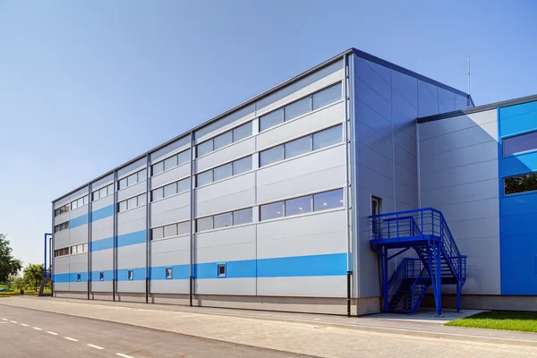 Aluminium gevel op industrieel gebouw — Stockfoto