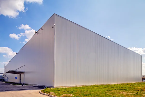 Fachada de aluminio sobre edificio industrial — Foto de Stock