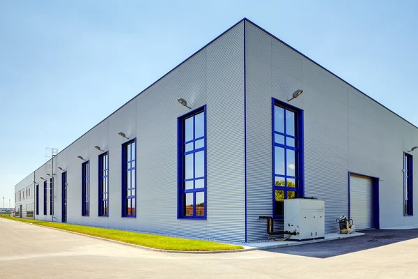 Алюмінієвий фасад на промисловому будівництві — стокове фото
