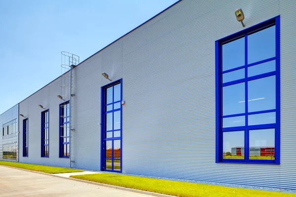 Fachada de aluminio sobre edificio industrial — Foto de Stock