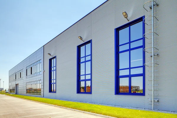 Aluminium gevel op industrieel gebouw — Stockfoto