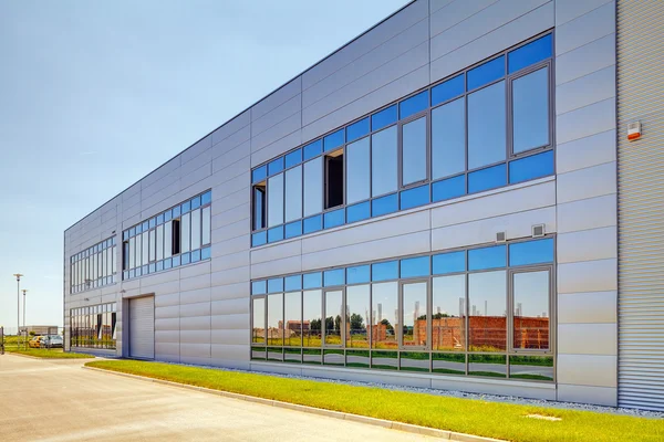 Aluminiumfassade auf Industriegebäude — Stockfoto