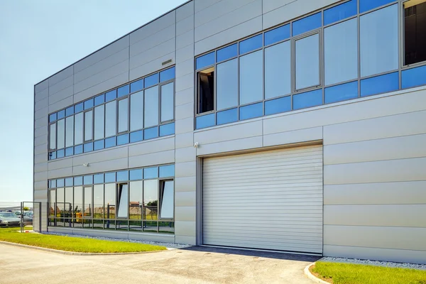 Facciata in alluminio su edificio industriale — Foto Stock