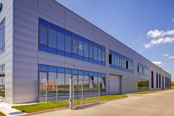 Aluminium gevel op industrieel gebouw — Stockfoto