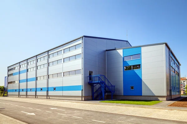 Aluminiumfassade auf Industriegebäude Stockbild