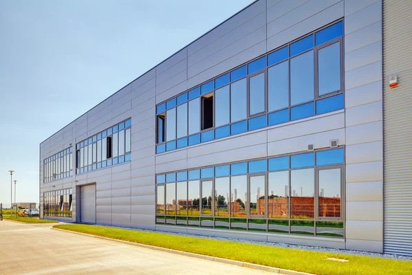 Aluminiumfassade auf Industriegebäude Stockfoto