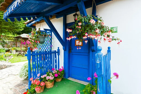 Blaue Tür und Fenster am alten Haus — Stockfoto