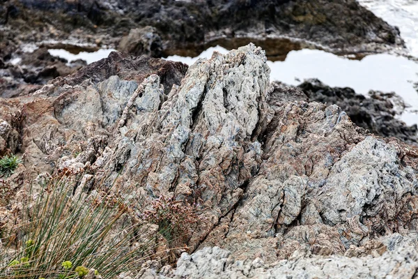 Rocas grises agudas en la playa —  Fotos de Stock