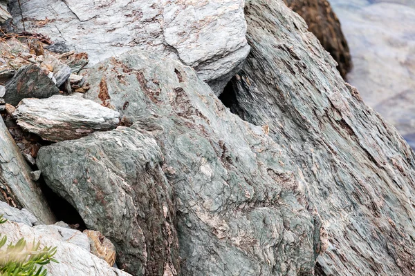 Rocas grises agudas en la playa —  Fotos de Stock