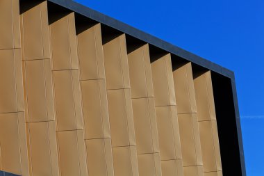 renkli alüminyum cephe üzerinde büyük alışveriş merkezi