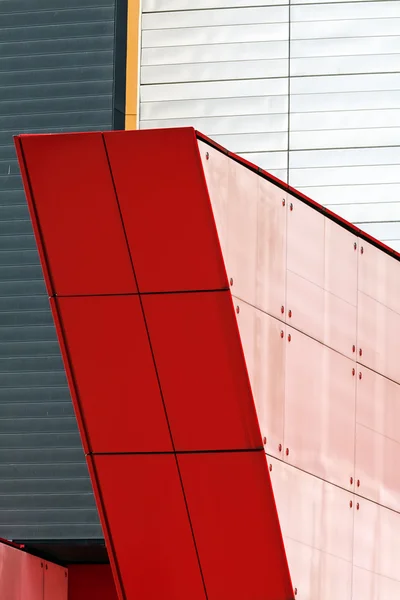 Fachada de alumínio colorido em grande shopping — Fotografia de Stock