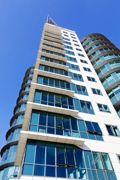 Edificio moderno con fachada de cristal — Foto de Stock