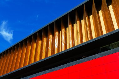 renkli alüminyum cephe üzerinde büyük alışveriş merkezi